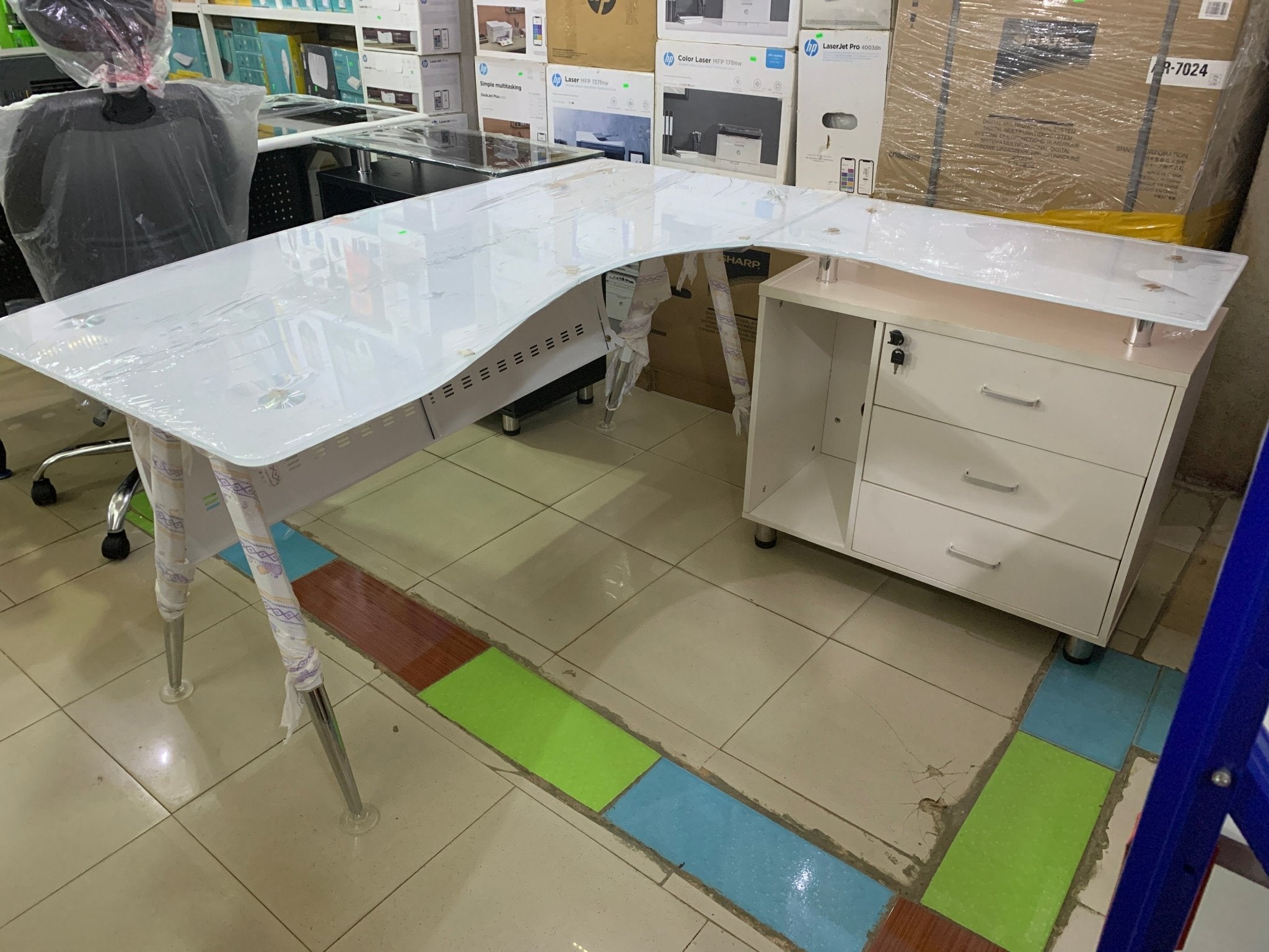 L-Shaped 1.6m White or Black Glass Table - Joche