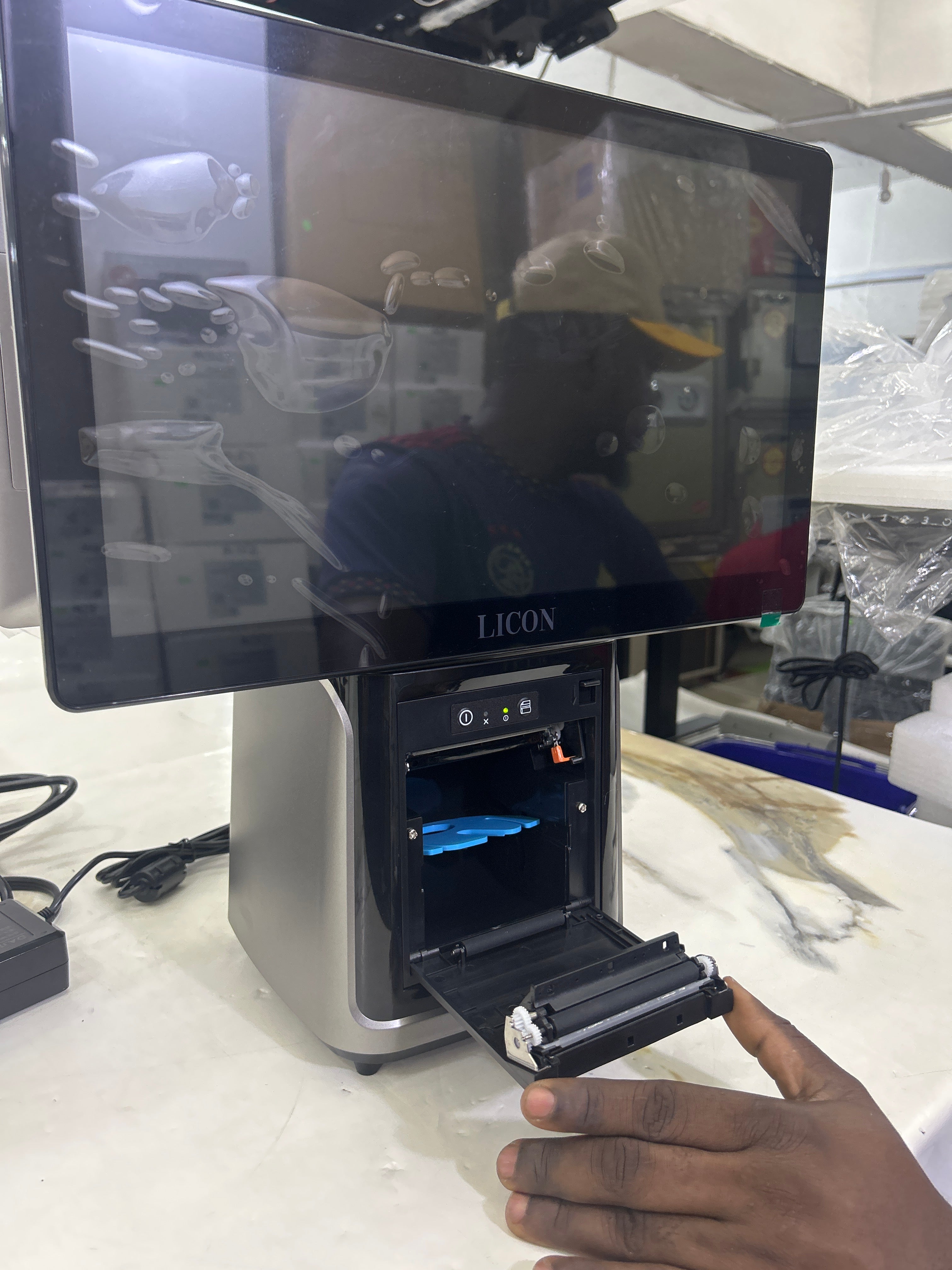 LICON POS TOUCH WITH INBUILT PRINTER COREi3 .8GB RAM 128SSD