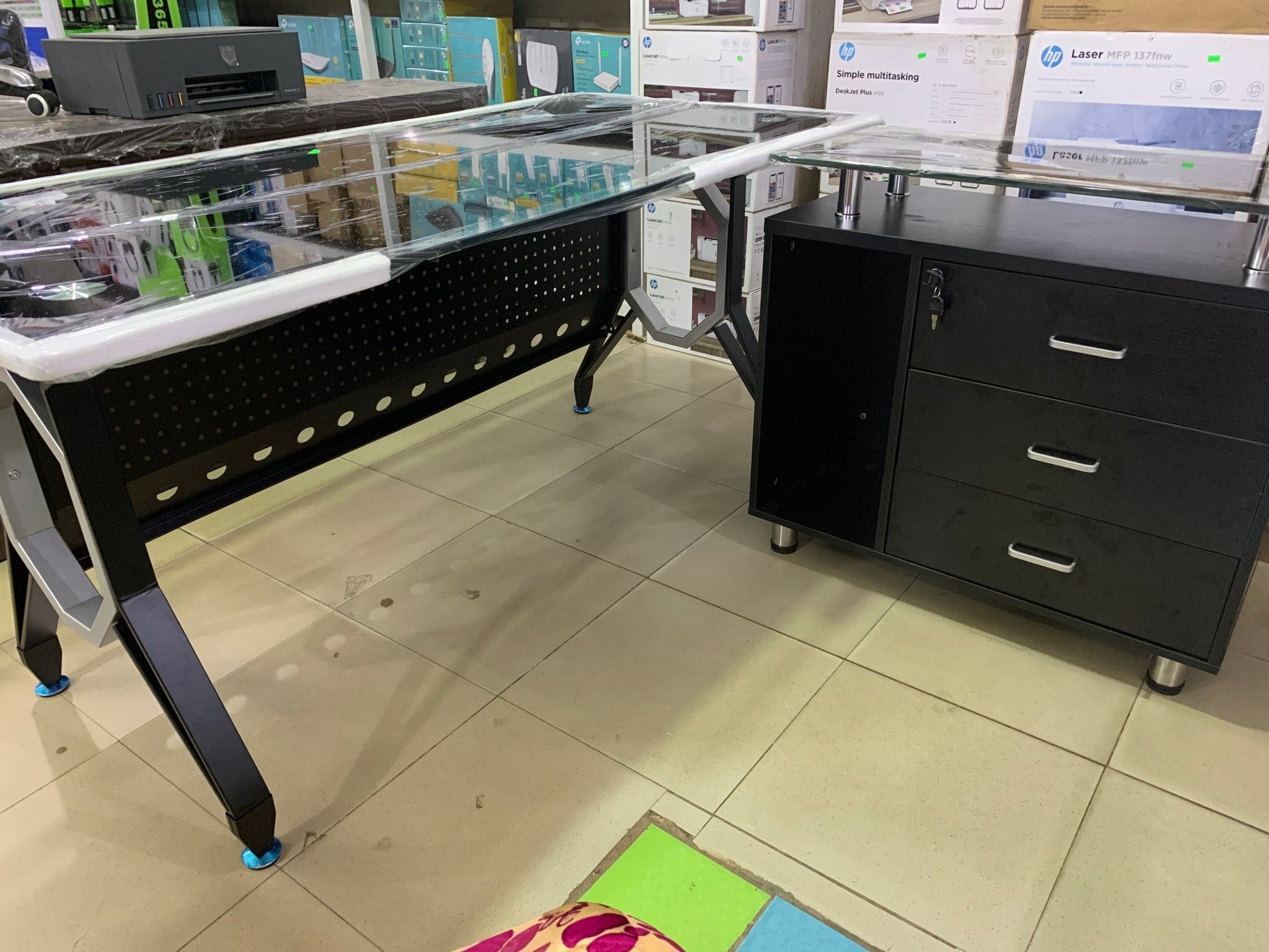 L-Shaped 1.6m White or Black Glass Table - Joche